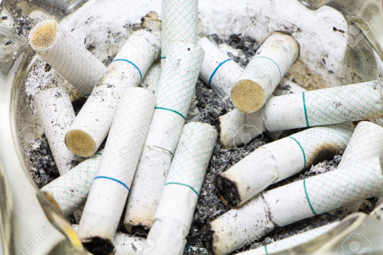 灰皿でたばこの吸い殻のダース の写真素材 画像素材 Image