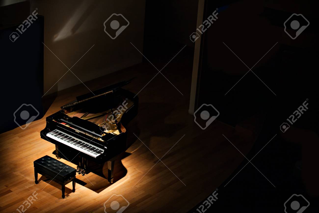 ピアノ キーボードの楽器再生音楽黒音キー再生ホワイト ピアニスト コンサート ミュージシャン グランド クラシック手アンティーク オルガン シンセサイザーの暗い部屋ショーのショータイム展表示 の写真素材 画像素材 Image 86584556
