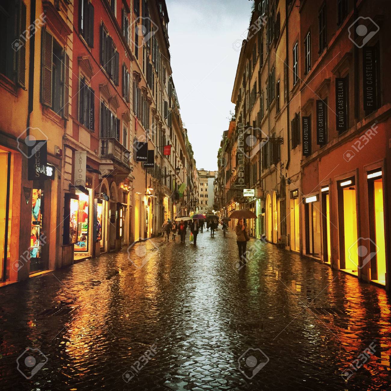 夕方には雨の後ローマの街 の写真素材 画像素材 Image