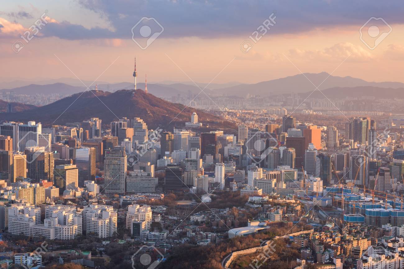 ソウルの街のスカイライン 韓国の最高の景色の日没 の写真素材 画像素材 Image