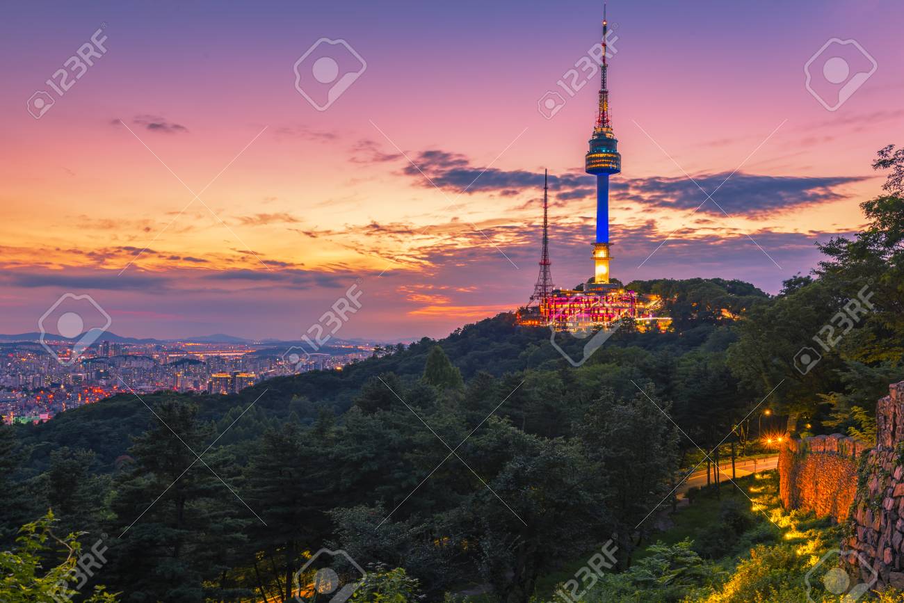 Puesta De Sol En La Torre Namsan En Seúl Corea Del Sur Fotos Retratos Imágenes Y Fotografía De Archivo Libres De Derecho Image 84028395