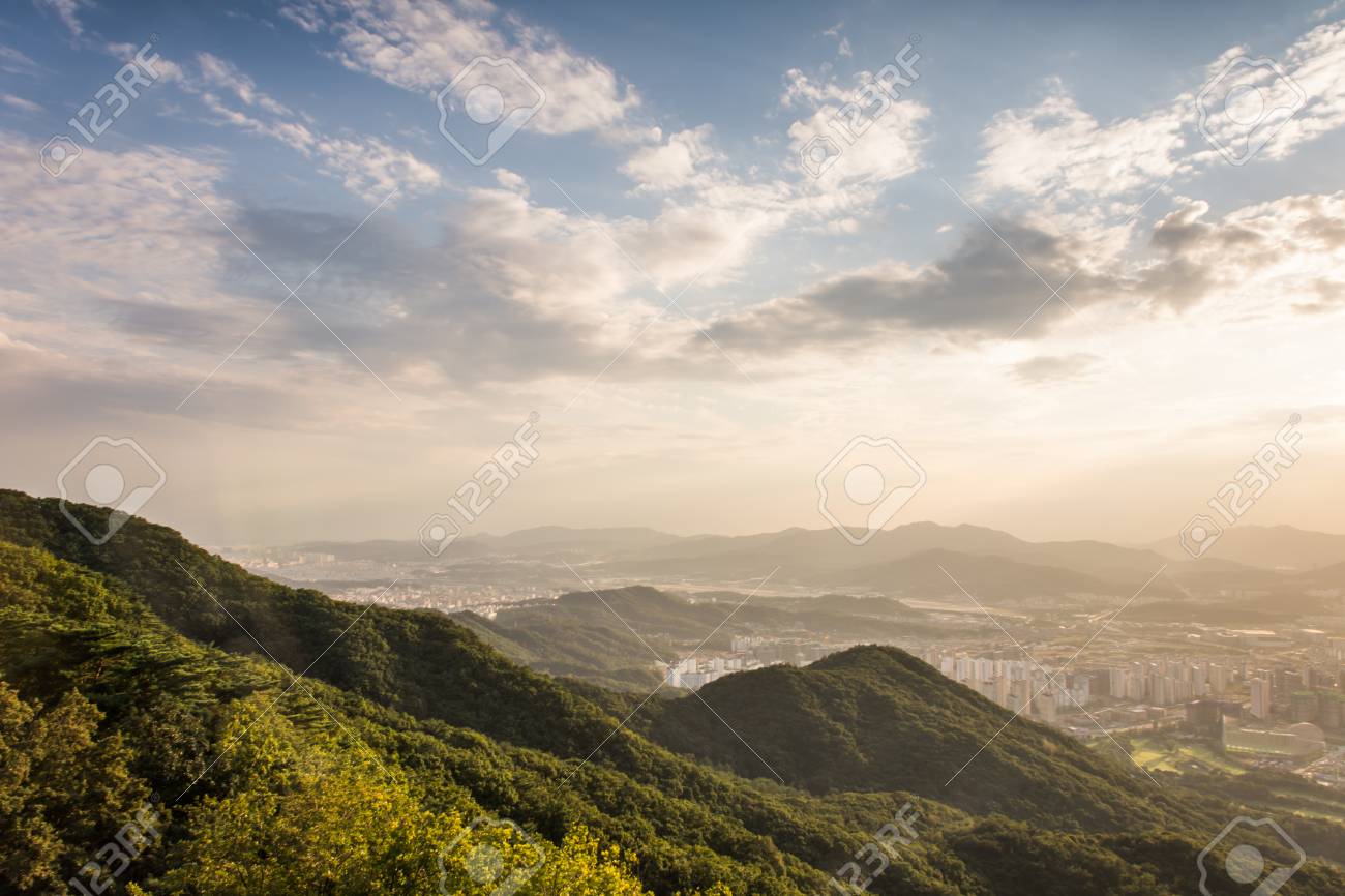 太陽と美しい空 韓国語ソウル漢山 の写真素材 画像素材 Image