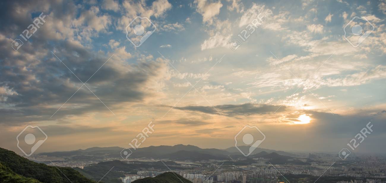 太陽と美しい空 韓国語ソウル漢山 の写真素材 画像素材 Image