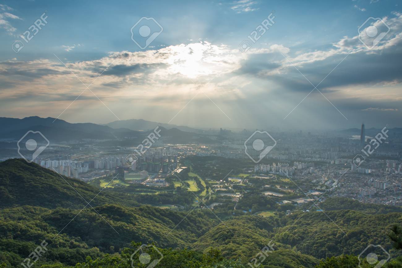 太陽と美しい空 韓国語ソウル漢山 の写真素材 画像素材 Image