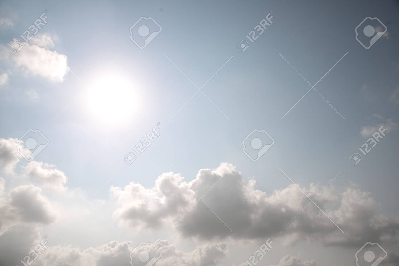 明るい太陽の下 空に光る星と抽象的な澄んだ青い空 の写真素材 画像素材 Image