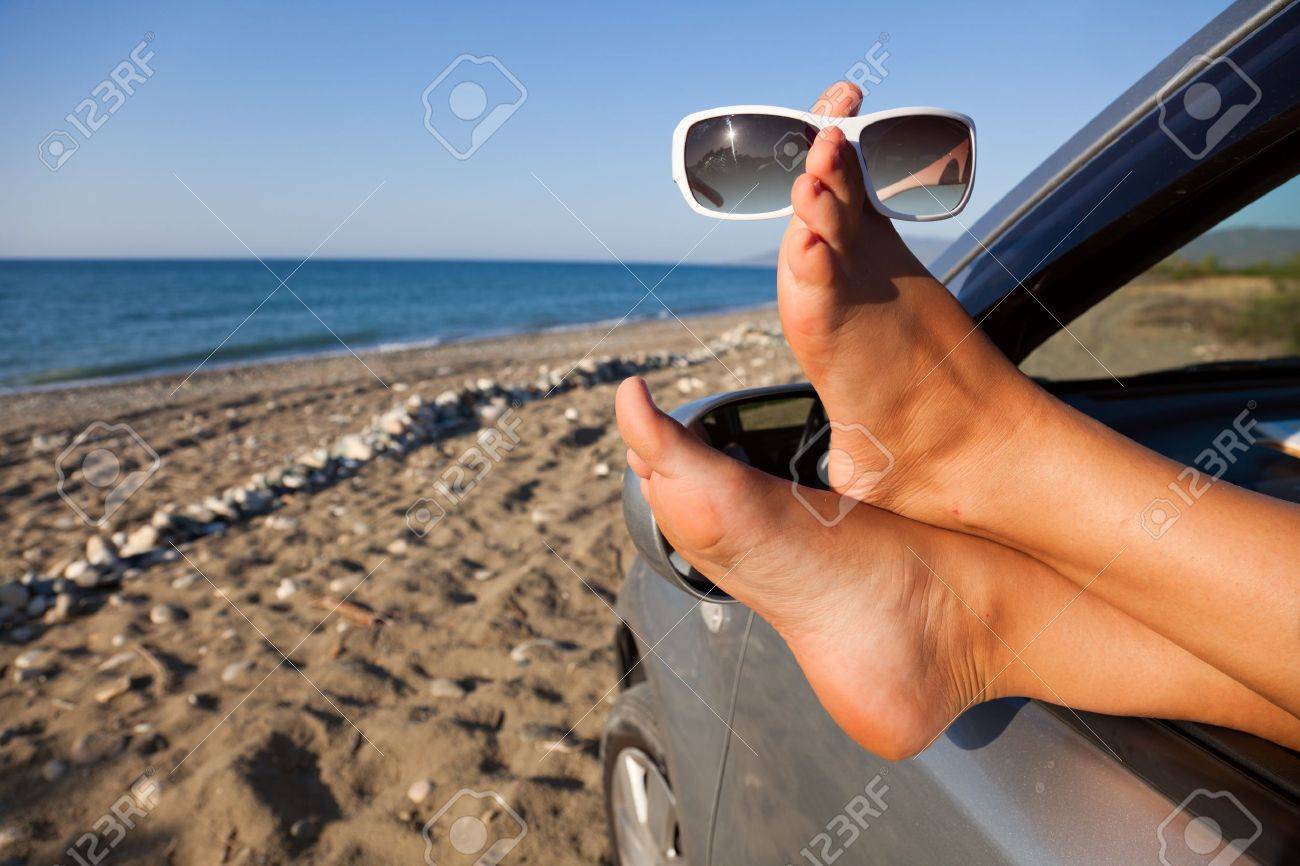 浜の駐車した車の窓の外にぶら下がっている女性の足 の写真素材 画像素材 Image