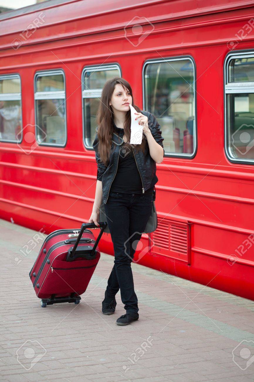 Женщина чемодан вокзал. Женщина чемодан вокзал. Девушка на перроне с чемоданом. Женщина чемодан вокзал. Фотосессия на вокзале с чемоданом.