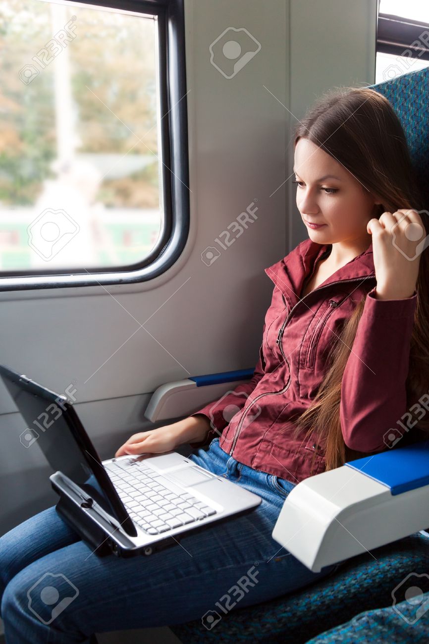 ノート パソコンで電車の中の女性が座っています の写真素材 画像素材 Image ノート パソコンで電車の中の女性が座っています の写真素材 画像素材 Image