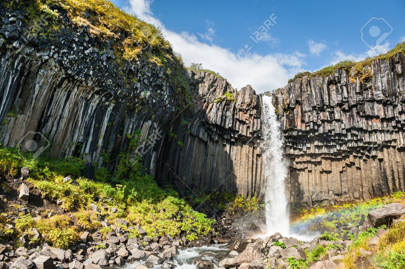 玄武岩列を持つ美しい滝 Svartifoss スカフタフェットル国立公園は アイスランドの南海岸 の写真素材 画像素材 Image