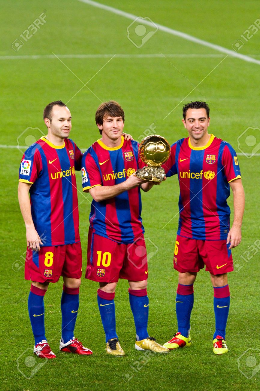 Barcelona Espana 12 De Enero De 11 Lionel Messi Andres Iniesta Y Xavi Hernandez Muestra El Premio De Jugador Mundial De La Fifa Balon De Oro Al Fc Barcelona Seguidores De