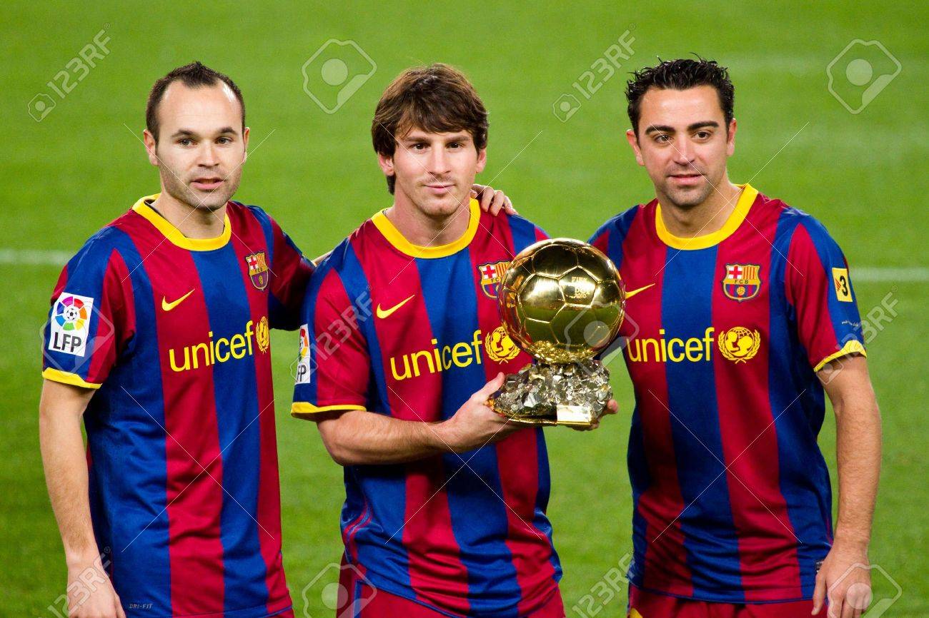 バルセロナ スペイン 11 年 1 月 12 日 リオネル メッシ アンドレス イニエスタ シャビ エルナンデスはカンプ ノウ スタジアムで Fc バルセロナ サッカー サポーターに Fifa ワールド プレーヤー ゴールデン ボール賞を示します の写真素材 画像