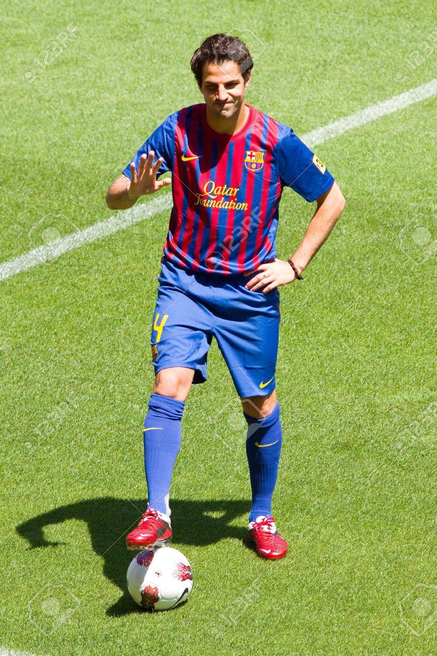バルセロナ 11 年 8 月 15 日 スペインのサッカー選手 Cesc ファブレガス彼のプレゼンテーション中にカンプ ノウ スタジアムの新しい Fc バルセロナの選手として の写真素材 画像素材 Image