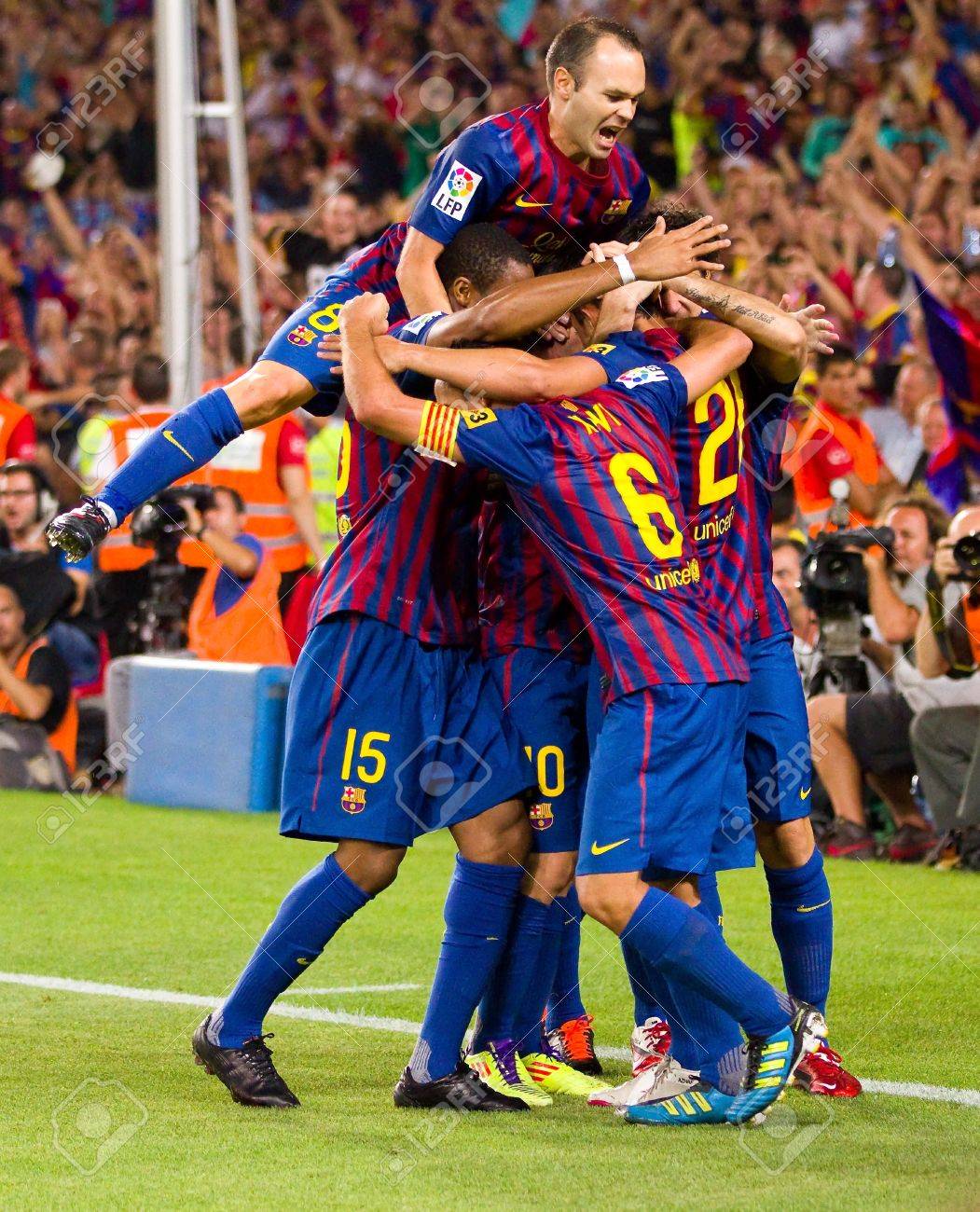 11 年 8 月 17 日スペインのバルセロナでのスペイン スーパー カップ決勝戦 Fc バルセロナとレアル マドリードの 3 2 の中にレオ Messi のゴールを祝うバルセロナ 8 月 17 日 選手 の写真素材 画像素材 Image