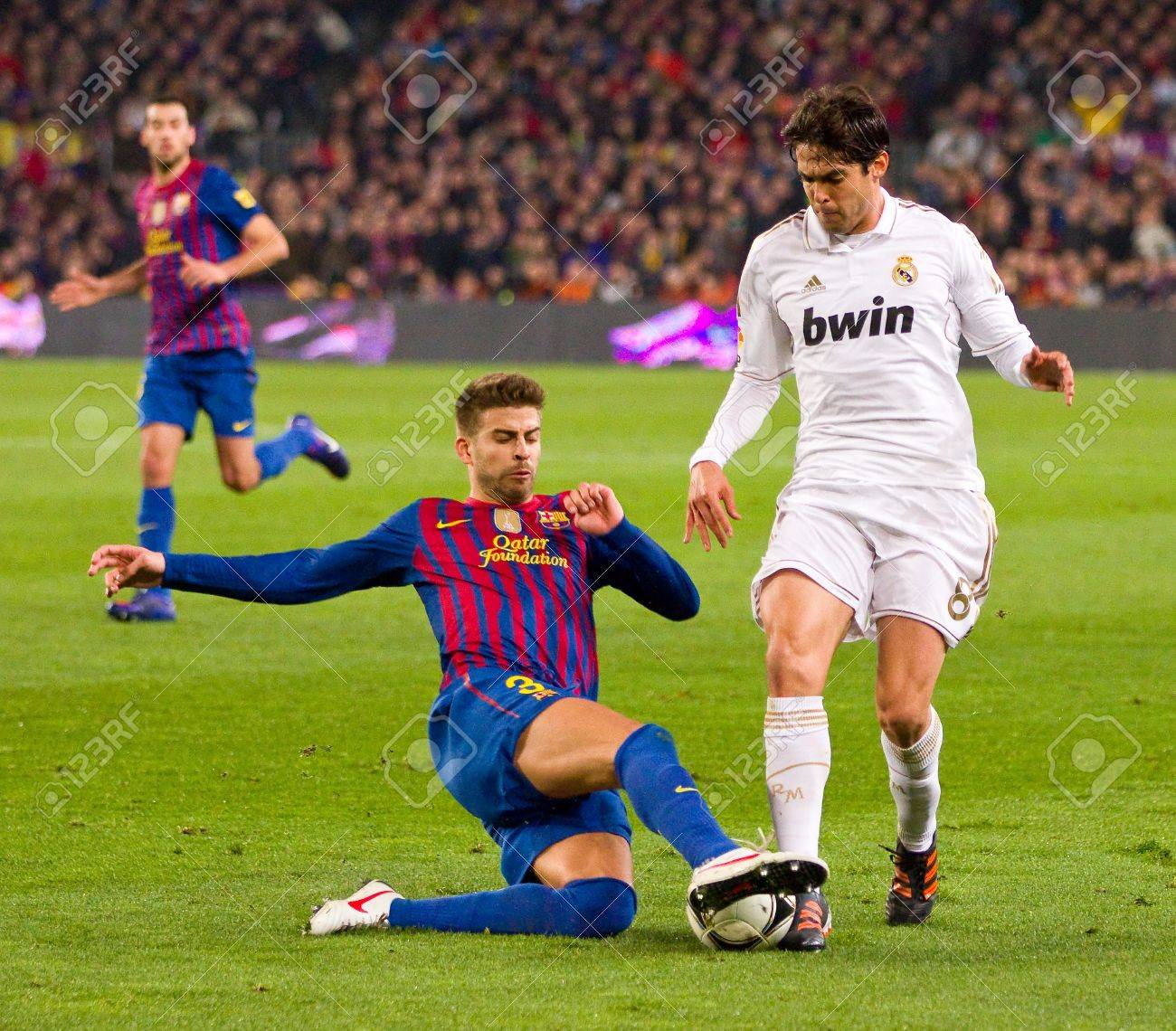 Barcelona 25 Januar Gerard Pique Und Ricardo Kaka In Aktion Wahrend Der Spanischen Cup Spiel Zwischen Dem Fc Barcelona Und Real Madrid Abschliessende Kerbe 2 2 Am 25 Januar 2012 In Barcelona