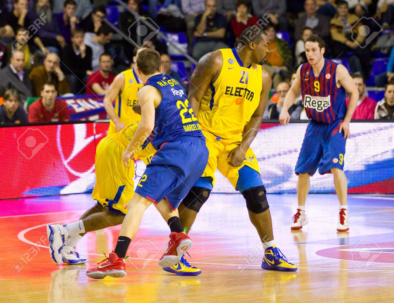ユーロリーグ バスケット ボールでのアクションのいくつか選手一致 Fc バルセロナとカビ エレクトラ 最終的なスコア 70 67 で 12 年 2 月 29 日 スペインのバルセロナで の写真素材 画像素材 Image