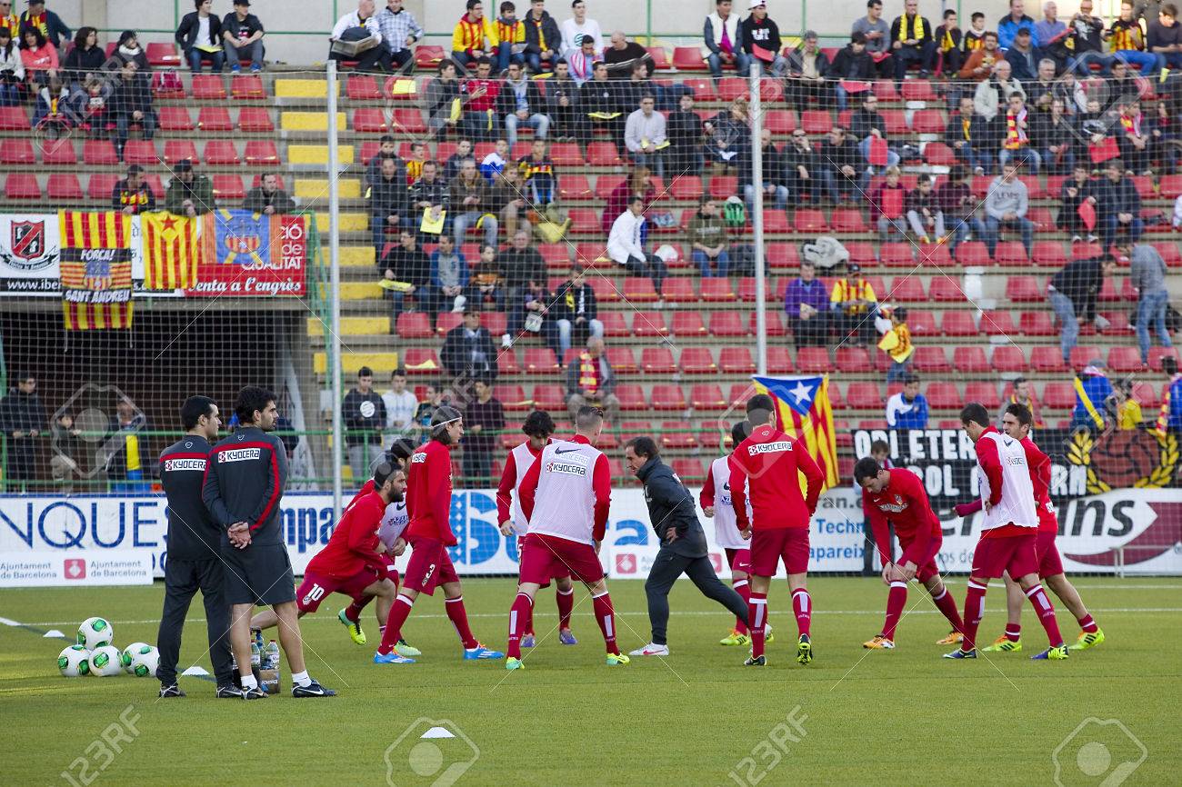 サント アンドレウとアトレティコ マドリード 最終の間スペイン カップ試合前にアトレティコの選手ウォーム アップ スコア 0 4 13 年 12 月 7 日 スペインのバルセロナで の写真素材 画像素材 Image