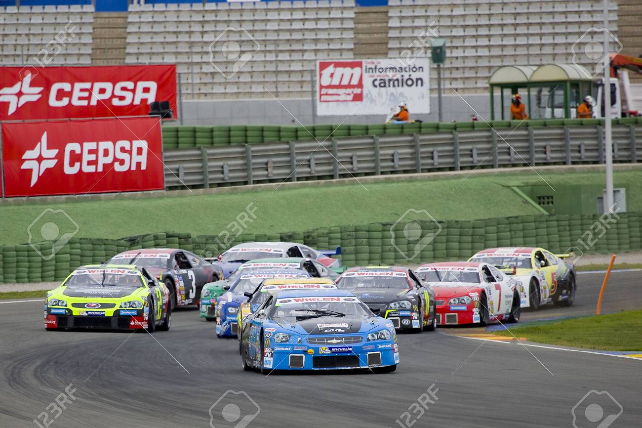 いくつかの車は Cheste バレンシア スペインの 15 年 4 月 25 日 リカルド トルモ サーキットでにレース 1 エリート 1 の Nascar ウェレン ユーロ シリーズで競い合います 勝者だったエディ チーバ の写真素材 画像素材 Image