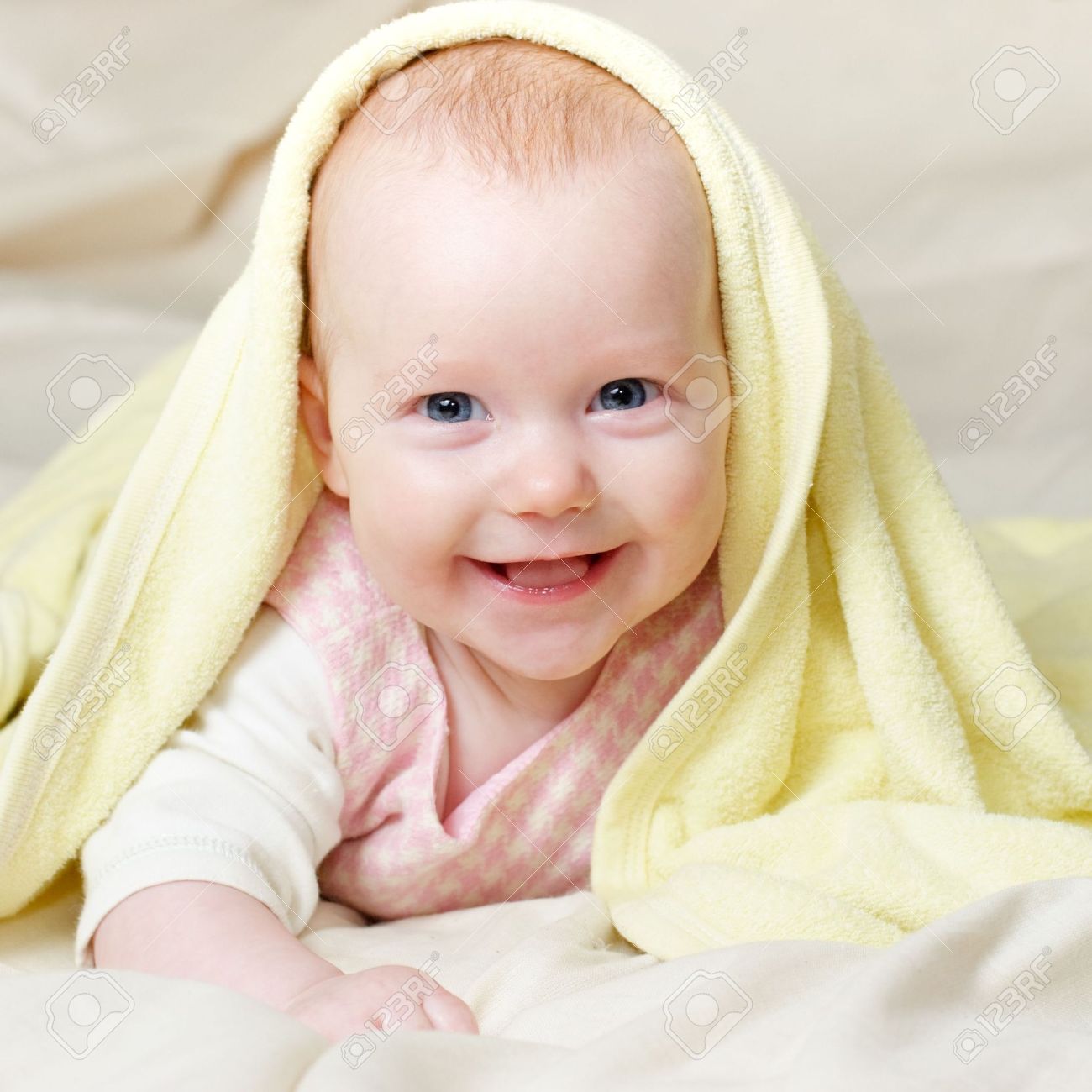 陽気な 4 ヶ月間赤い髪と青い目の女の赤ちゃんの肖像画 の写真素材 画像素材 Image 陽気な 4 ヶ月間赤い髪と青い目の女の赤ちゃんの肖像画 の写真素材 画像素材 Image