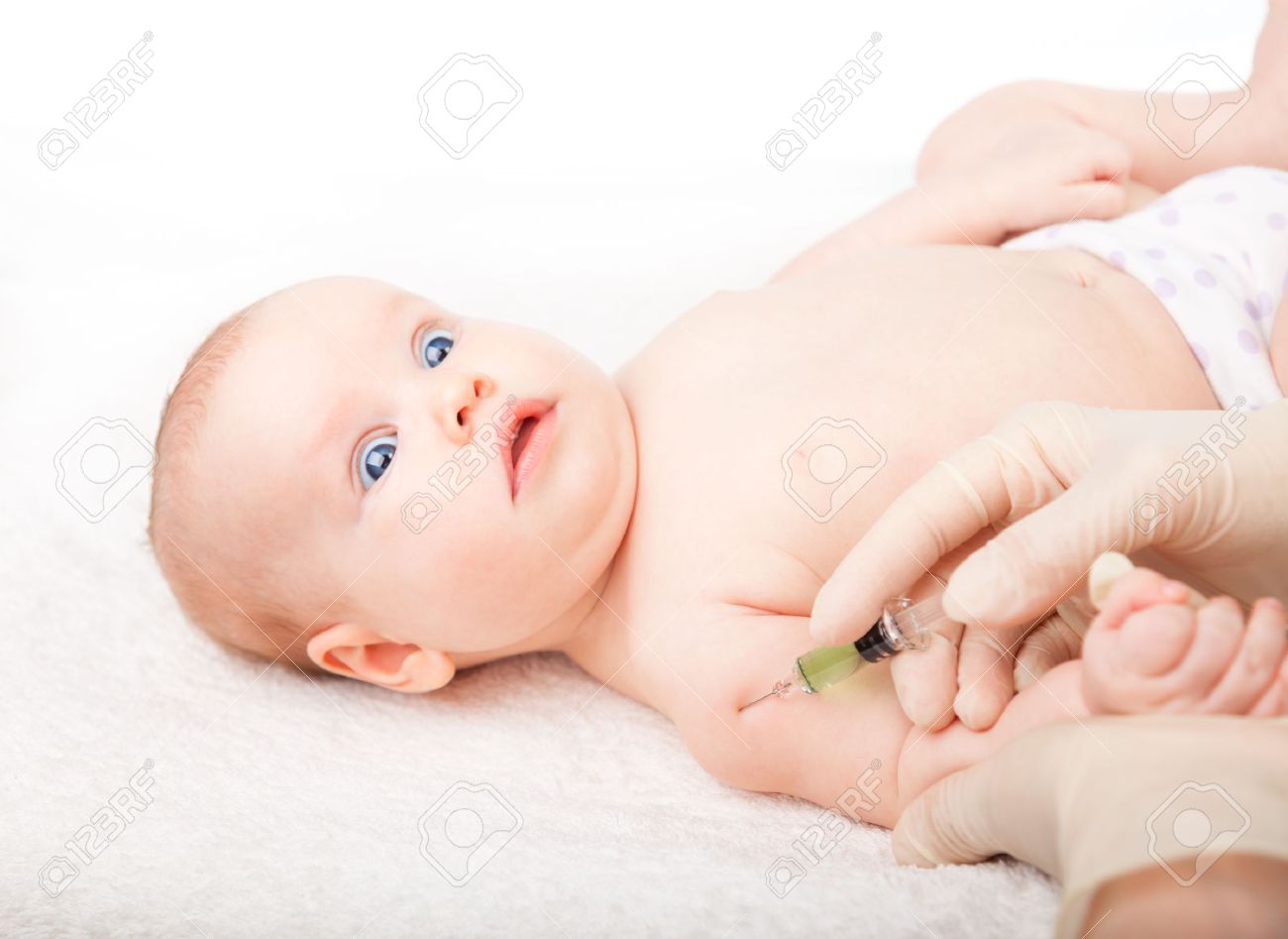 小児科 3 か月を与える赤ちゃんの女の子の腕に筋肉注射 医者を心配そうに見ている子 の写真素材 画像素材 Image