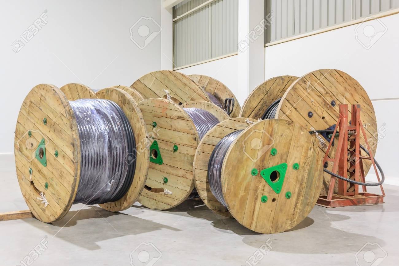 Madera Del Cable Del Conductor De Potencia En El Almacén De Distribución De La Fábrica Fotos, Retratos, Imágenes Y Fotografía De Archivo De Derecho. Image 73269439.