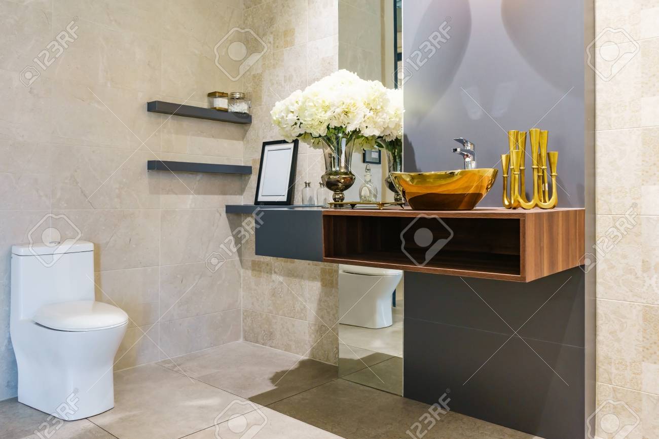 Modernes Geraumiges Badezimmer Mit Hellen Fliesen Mit Glasdusche Wc Und Waschbecken Seitenansicht Lizenzfreie Fotos Bilder Und Stock Fotografie Image 85558730