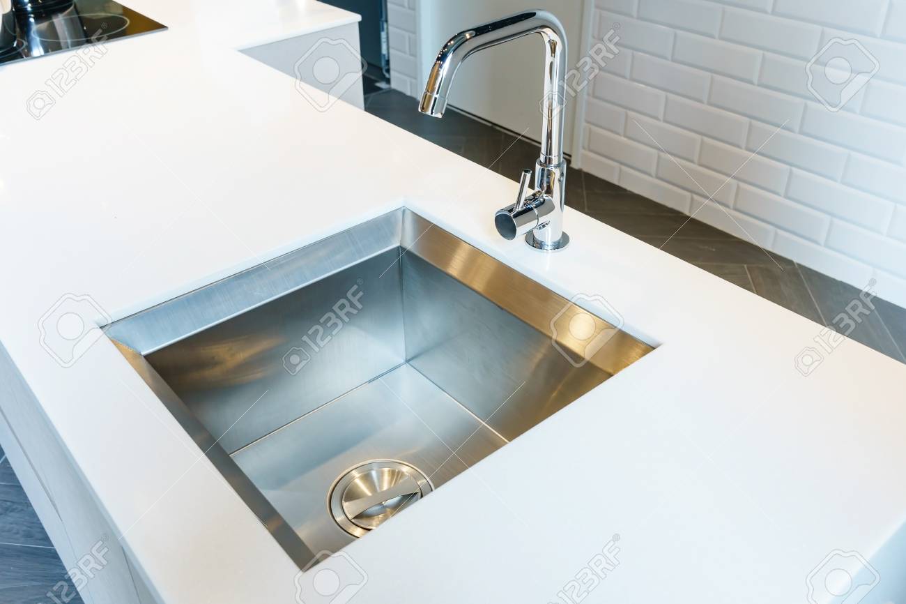 Detalle De Un Fregadero De Cocina De Diseño Rectangular Con Grifo De ... Detalle De Un Fregadero De Cocina De Diseño Rectangular Con Grifo De ...