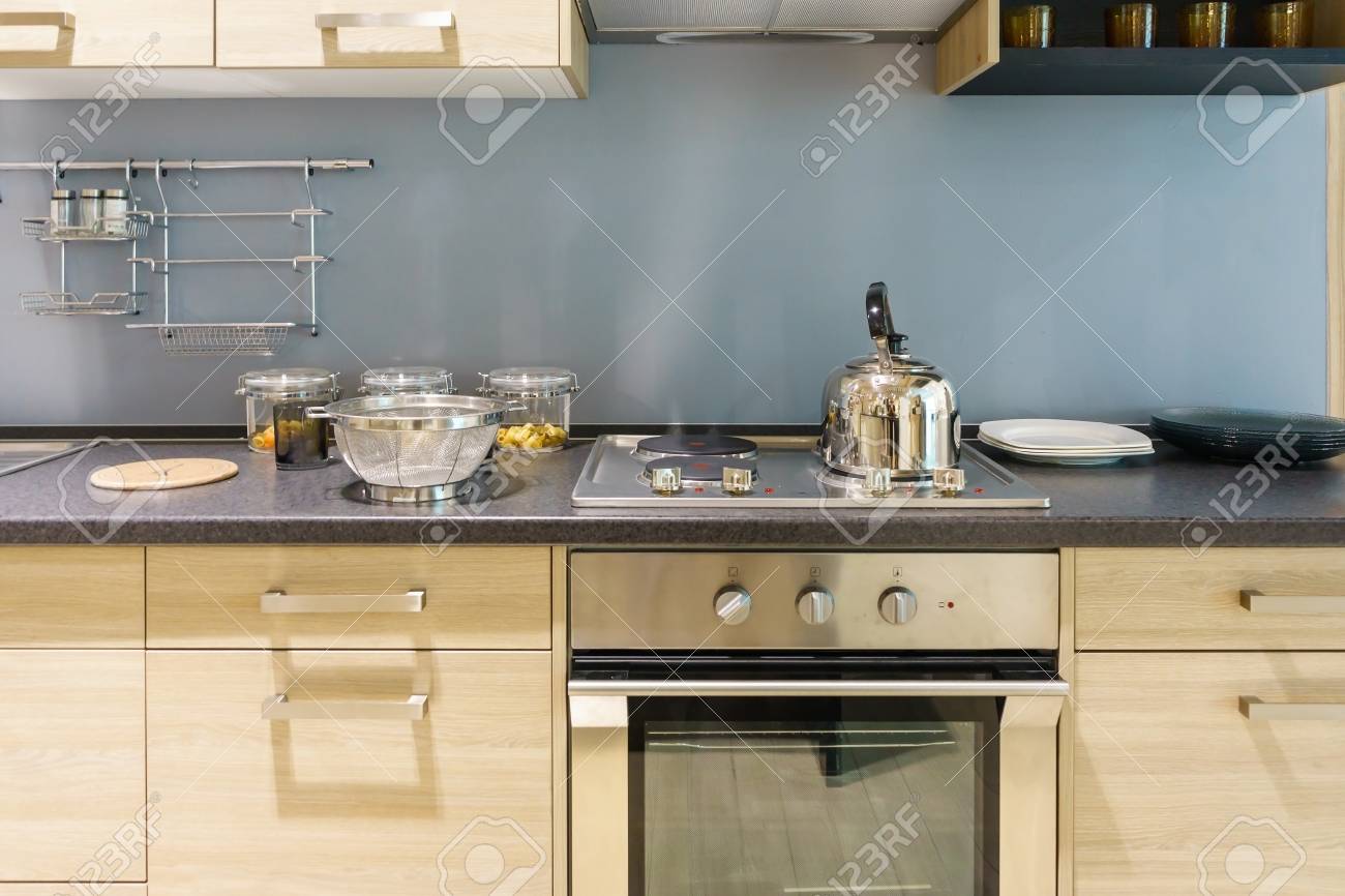 Muebles De Cocina Modernos Con Utensilios De Cocina Contemporáneos Como Inducción Y Horno Fotos, Imágenes Y Fotografía De Archivo De Derecho. Image 90702971.