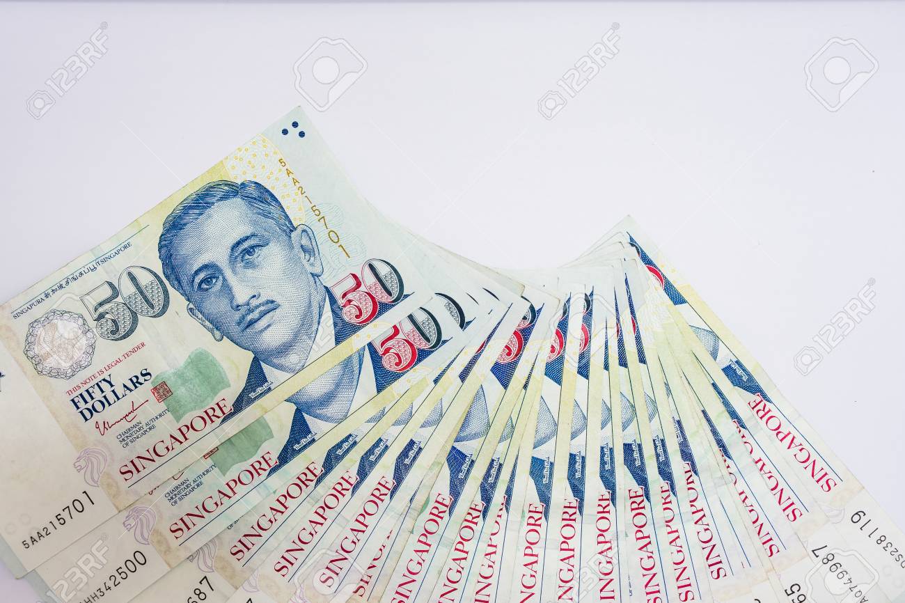 싱가포르 달러, 흰색 배경에 은행권 싱가포르, 싱가포르 달러는 싱가포르의 공식 통화입니다 로열티 무료 사진, 그림, 이미지 그리고  스톡포토그래피. Image 81122199