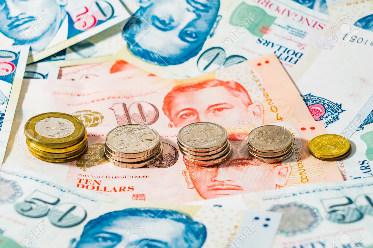 シンガポールドル硬貨とホワイト背景の紙幣、シンガポールドルはシンガポールの通貨通貨ですの写真素材・画像素材 Image 97015679