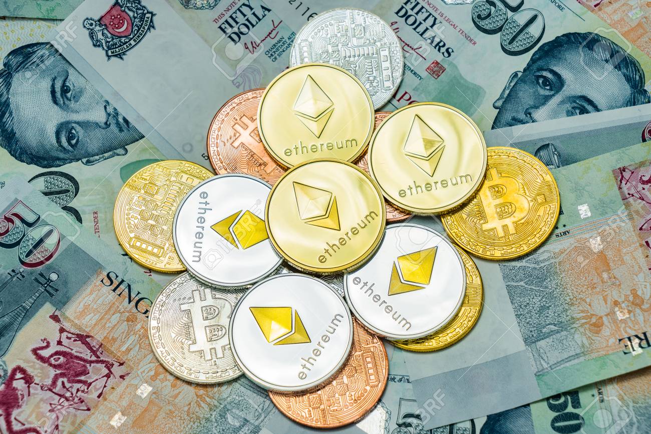 싱가포르 달러 지폐 위에 Bitcoin Cryptocurrency 및 Ethereum 동전, 싱가포르 달러는 싱가포르의 공식 통화,  현재 통화를 통한 개념 가상 통화 로열티 무료 사진, 그림, 이미지 그리고 스톡포토그래피. Image 97724465