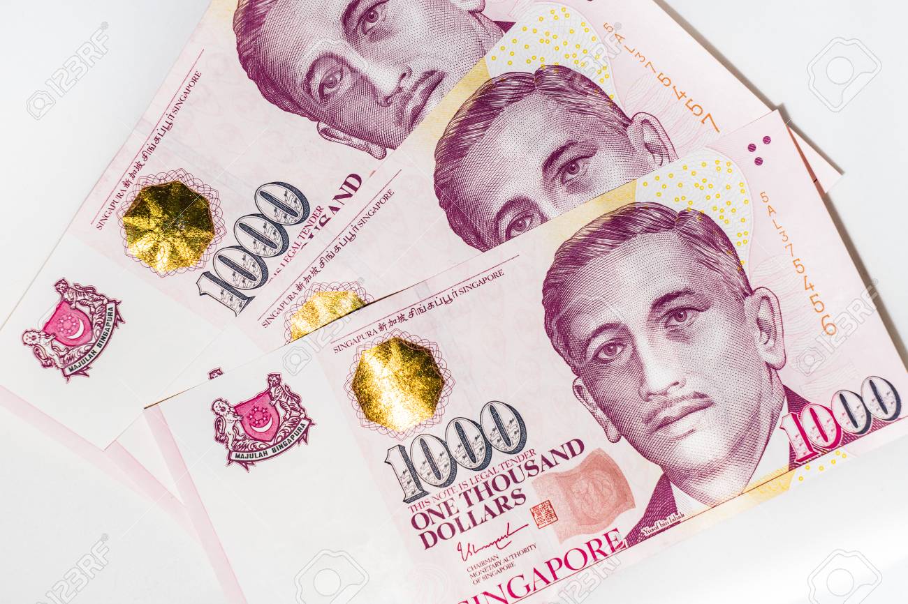 싱가포르 달러 절연, 흰색 배경에 지폐 싱가포르, 싱가포르 달러는 싱가포르의 공식 통화 로열티 무료 사진, 그림, 이미지 그리고  스톡포토그래피. Image 101530892