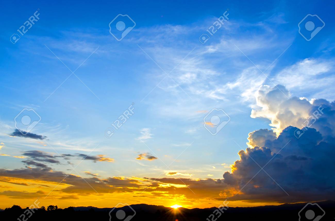 美しい空と青い空と黄色い空の雲と夕方の日没の風景 の写真素材 画像素材 Image