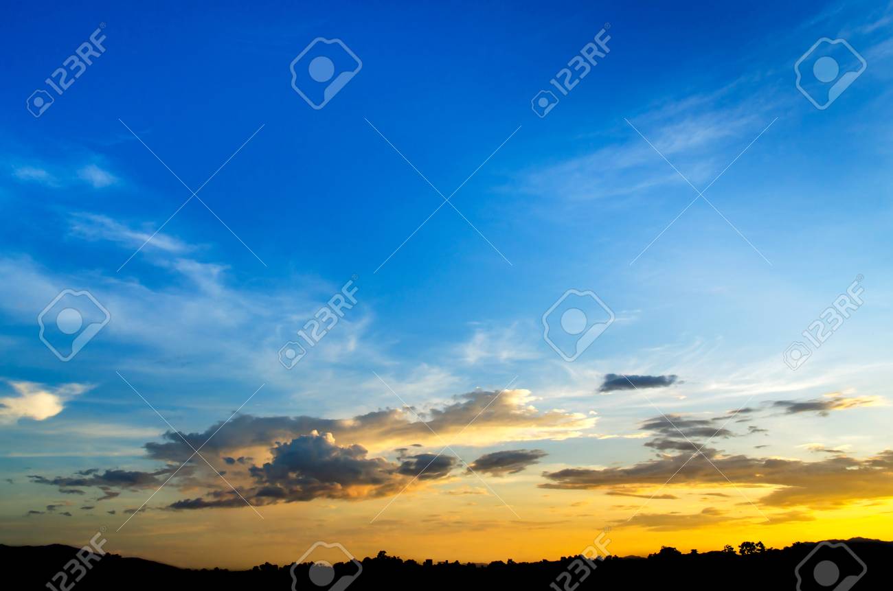 美しい空と青い空と黄色い空の雲と夕方の日没の風景 の写真素材 画像素材 Image