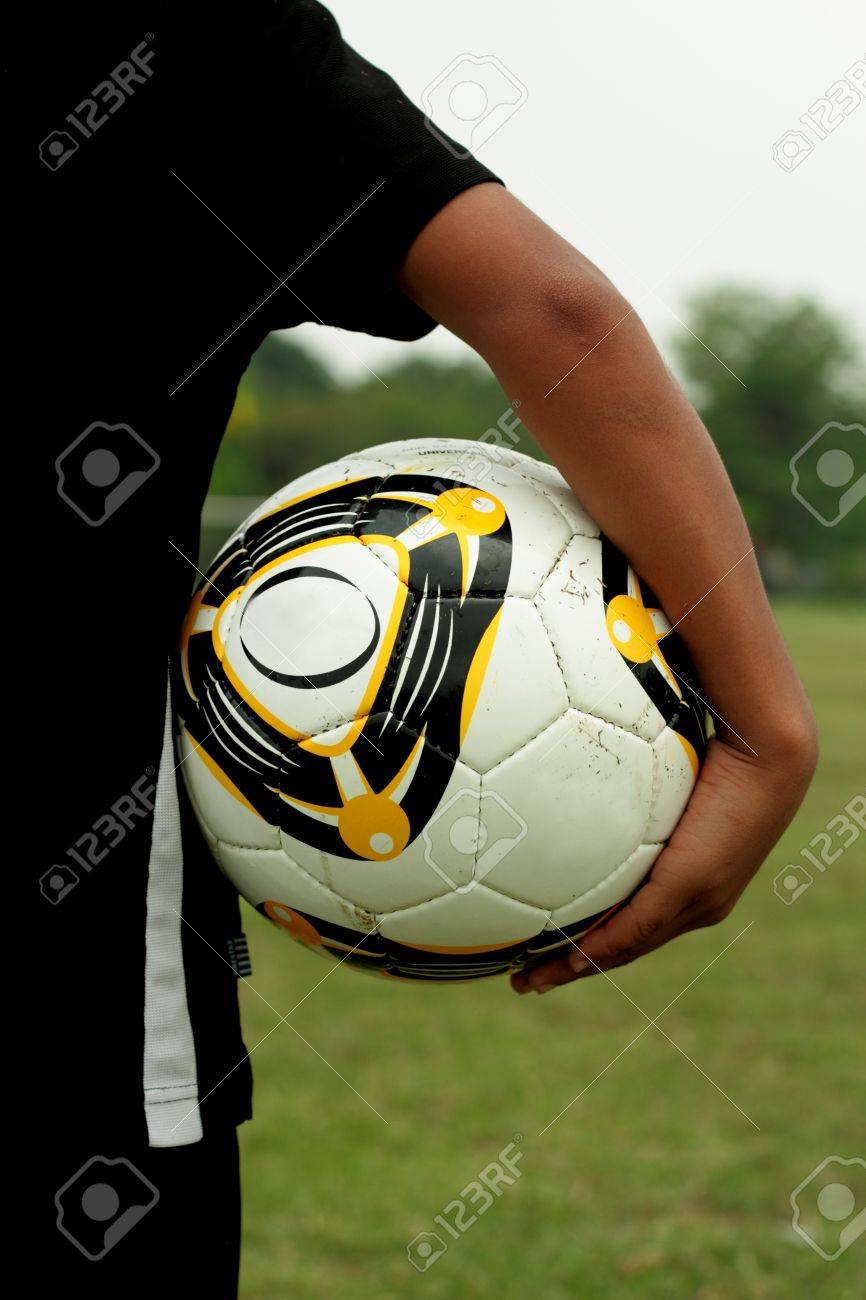 サッカー ボールを持っている手の後ろに子供 の写真素材 画像素材 Image サッカー ボールを持っている手の後ろに子供 の写真素材 画像素材 Image