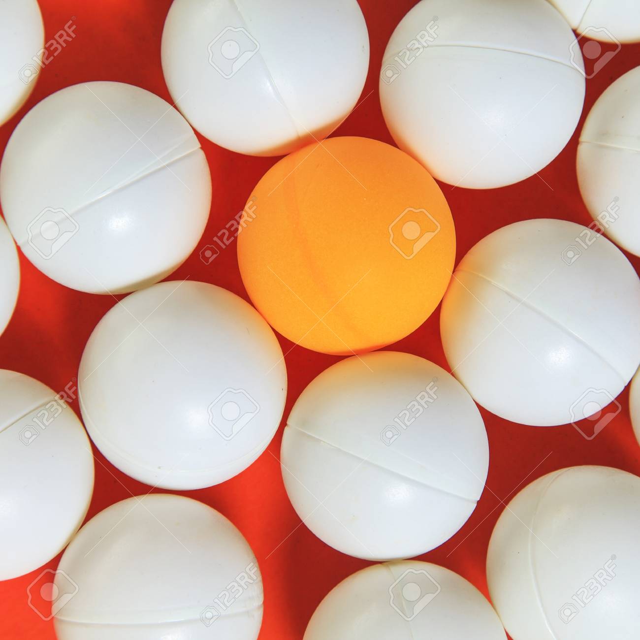 オレンジ色のボールと白ボールと思う異なる概念 の写真素材 画像素材 Image オレンジ色のボールと白ボールと思う異なる概念 の写真素材 画像素材 Image