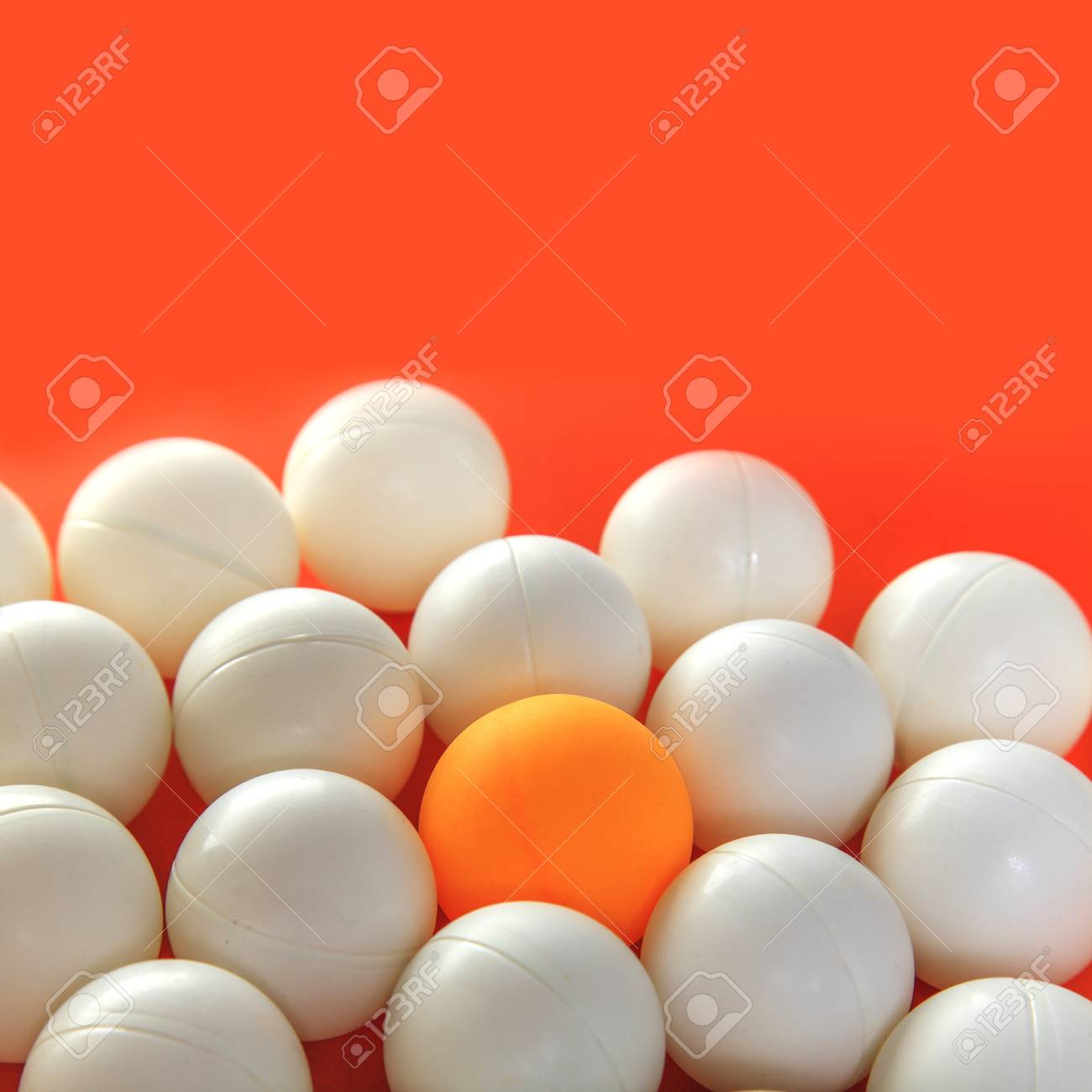 オレンジ色のボールと白ボールと思う異なる概念 の写真素材 画像素材 Image オレンジ色のボールと白ボールと思う異なる概念 の写真素材 画像素材 Image