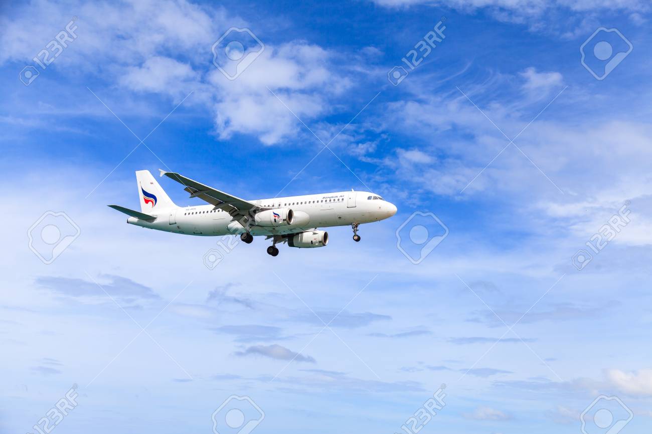 プーケット タイ 15 年 12 月 バンコク気道飛行機 15 年 12 月 25 日 タイのプーケットで晴天の日でプーケット国際空港に着陸します の写真素材 画像素材 Image