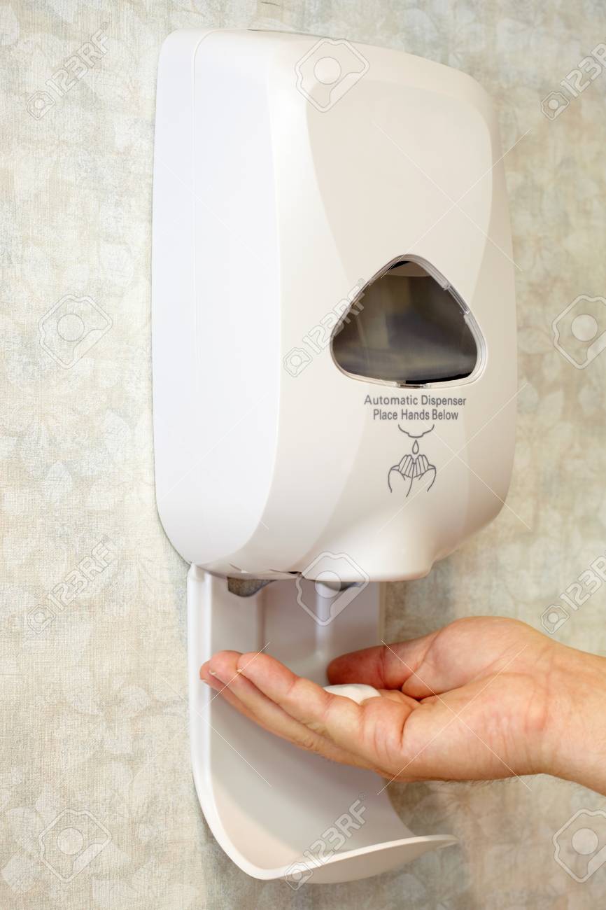 Imagen De Un Dispensador Desinfectante Automatico Montado En La