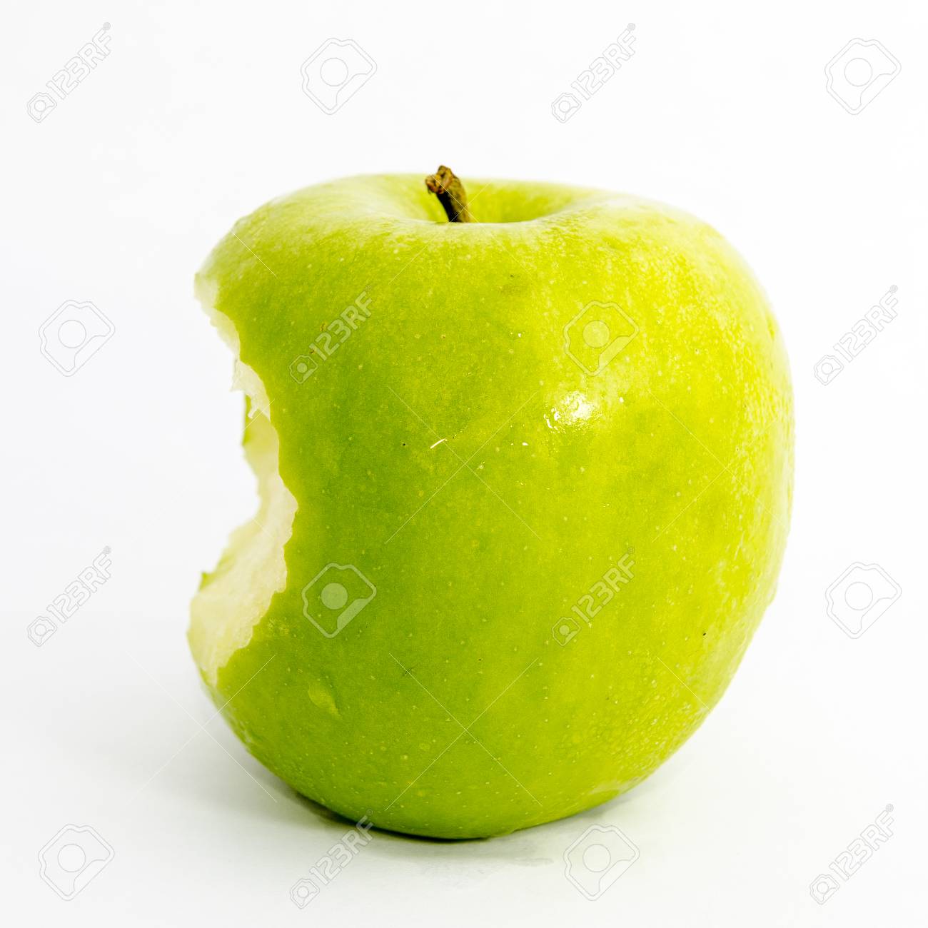 Fermer Image De Pomme Croquee Sur Fond Blanc Banque D Images Et Photos Libres De Droits Image