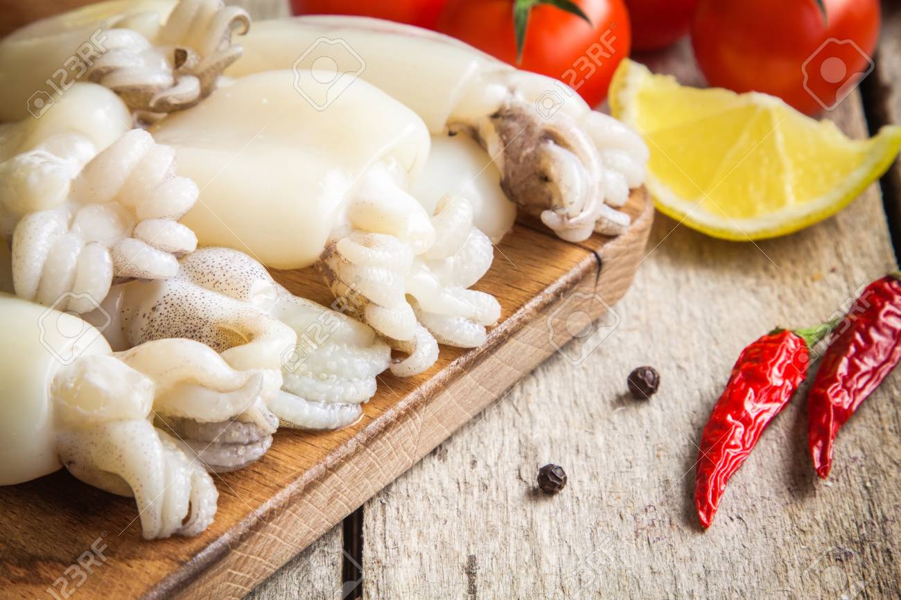 トマト 唐辛子とレモンでまな板の上生赤ちゃんイカ の写真素材 画像素材 Image