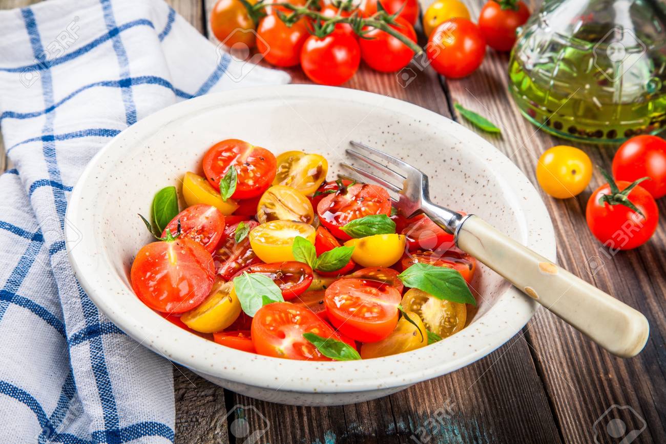 バジル バルサミコ酢とオリーブ オイルと有機トマトの明るいサラダ の写真素材 画像素材 Image