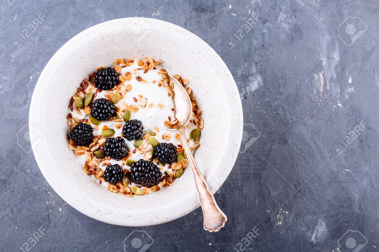 Gesundes Fruhstuck Schussel Griechischer Joghurt Mit Granola Leinsamen Kurbiskernen Und Frischen Brombeeren Lizenzfreie Fotos Bilder Und Stock Fotografie Image 80004280