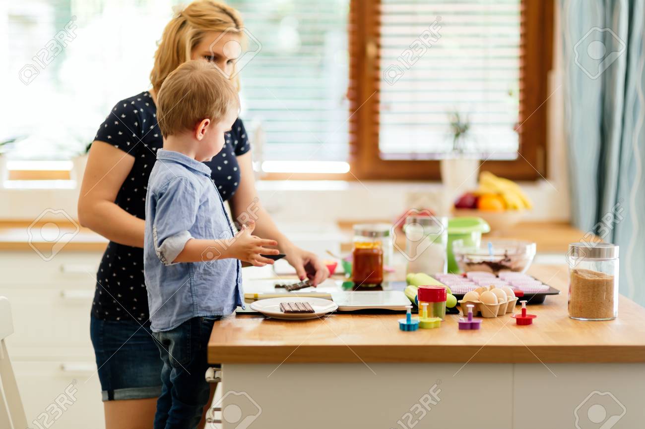 Niño Madre Que Ayuda A Hacer Las Galletas En La Cocina Moderna -