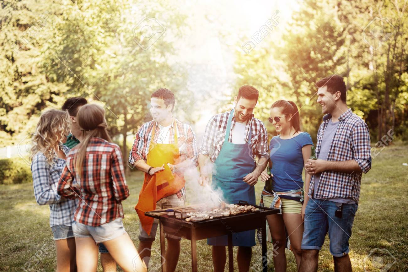 Junge Menschen Grillen Genießen Lizenzfreie Fotos, Bilder und Stock  Fotografie. Image 61039657.