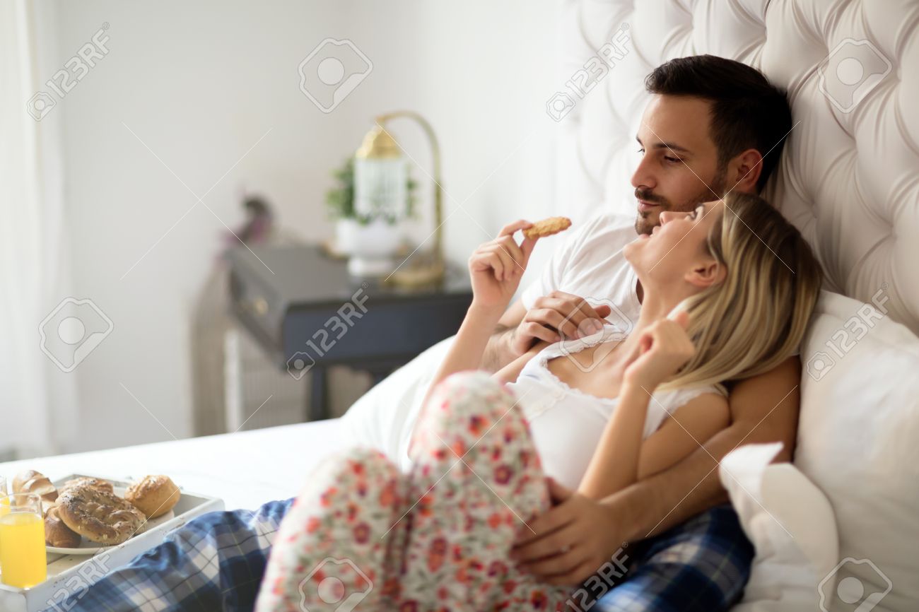 Romantique Couple D Amoureux En Matinee Au Lit Banque D Images Et Photos Libres De Droits Image Romantique Couple D Amoureux En Matinee Au Lit Banque D Images Et Photos Libres De Droits Image