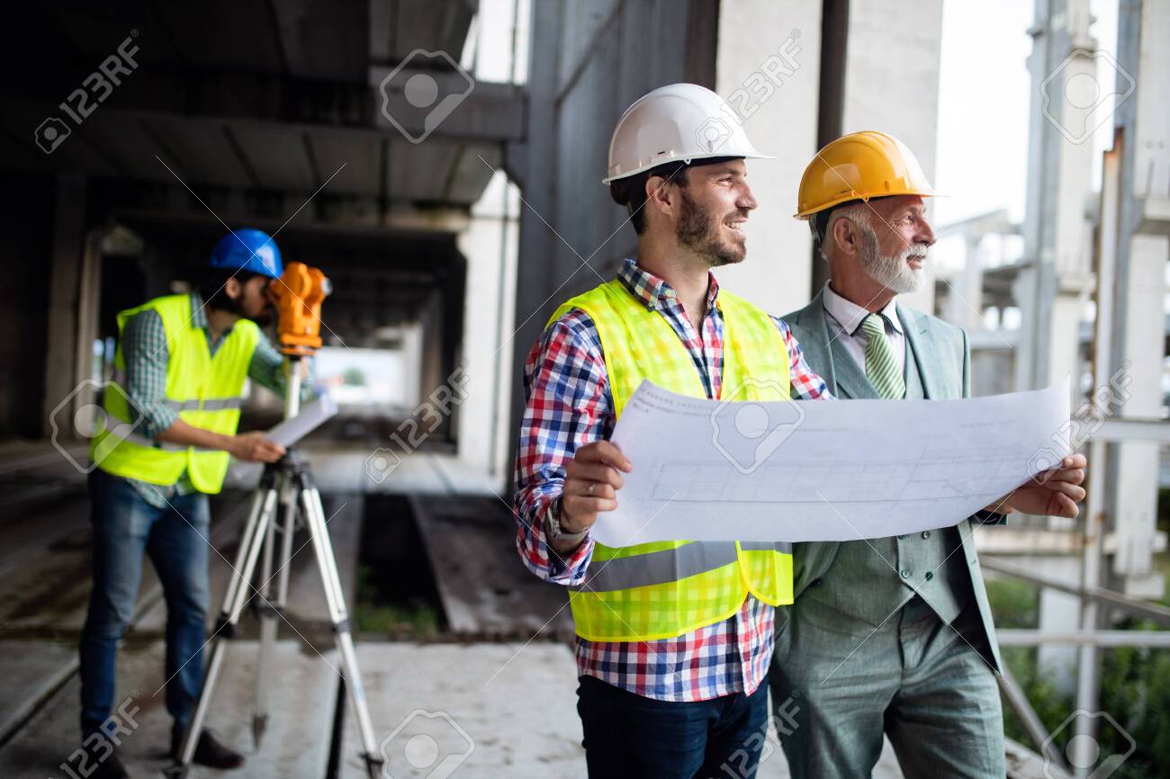 現場で図面を確認する施工管理技士