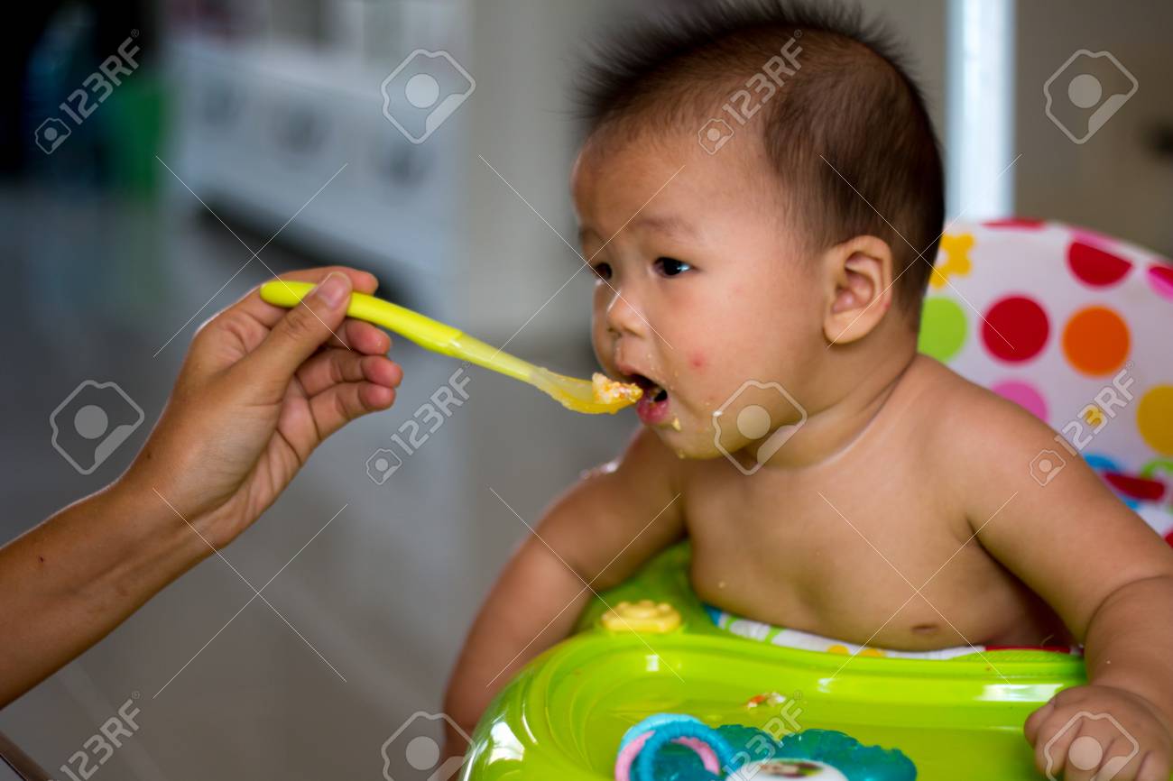 母息子赤ちゃん歩行器の上に座っている間彼の息子にうんざりしていた 生後 6 ヶ月の赤ちゃんは ご飯やマッシュ ポテトを食べることができます の写真素材 画像素材 Image 母息子赤ちゃん歩行器の上に座っている間彼の息子にうんざりしていた 生後 6 ヶ月の赤ちゃんは ご飯やマッシュ ポテトを食べることができます の写真素材 画像素材 Image