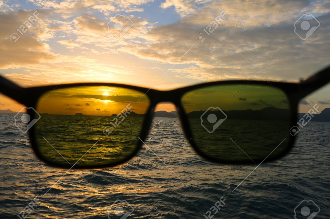 海の夕日とサングラス の写真素材 画像素材 Image