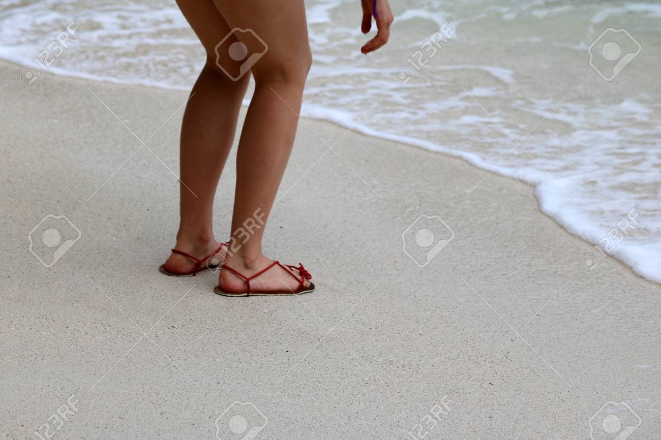 Los Turistas Que Usan Sandalias Zapatillas Disfrutan De Las Playas Y Agua Mar. Fotos, Retratos, Imágenes Y Fotografía De Archivo Libres De Derecho. Image 92495055.