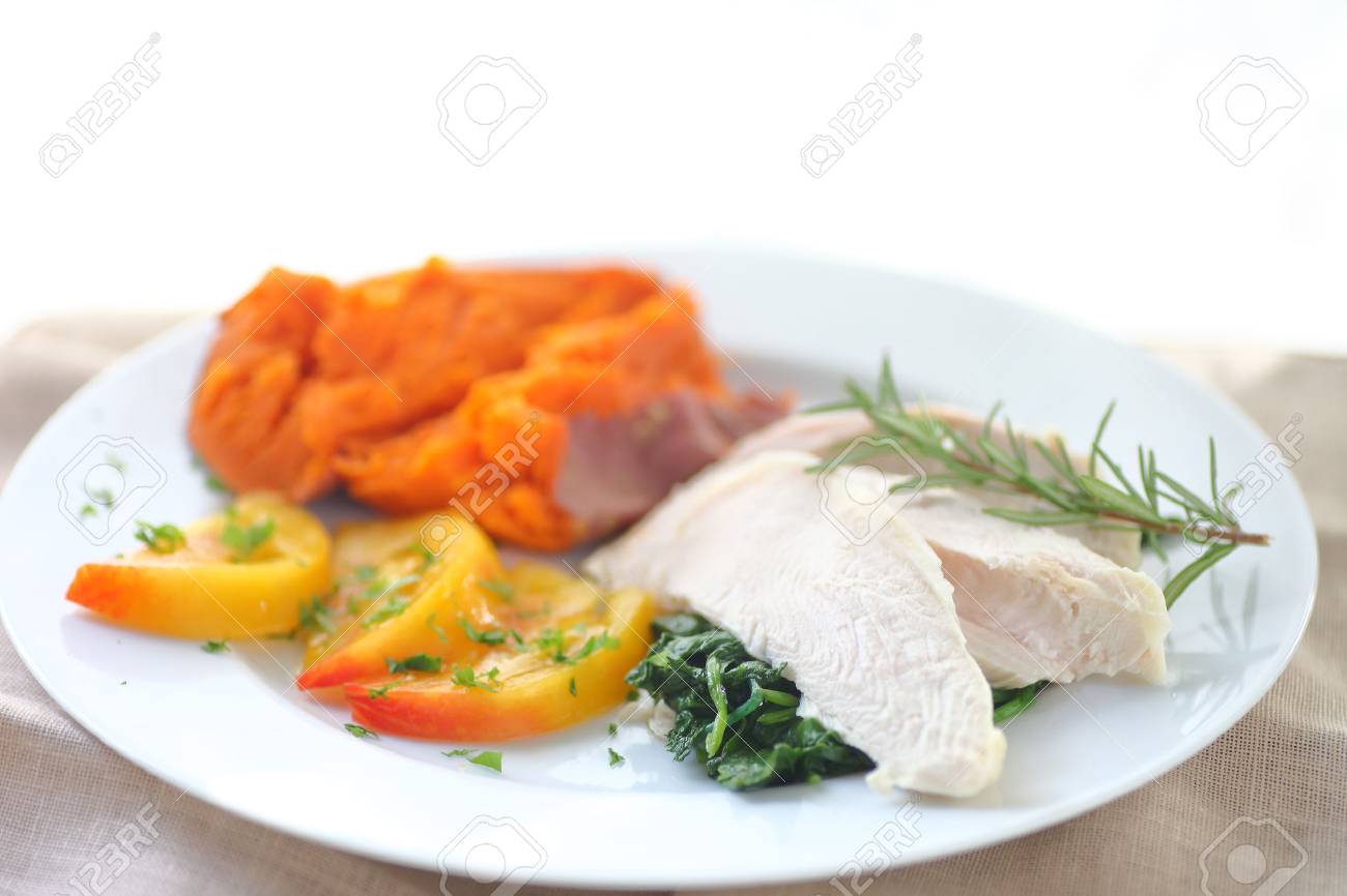 茹でた鶏胸肉スライス焼き芋と家宝のトマトの赤ちゃんケールのクローズ アップ の写真素材 画像素材 Image